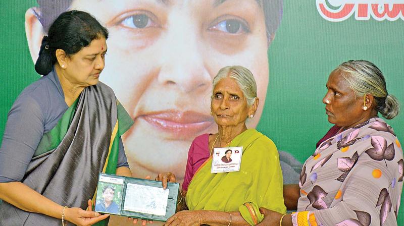 Sasikala distributes 3 lakh bank drafts to kin of people who died after Jayas death (Photo: DC)
