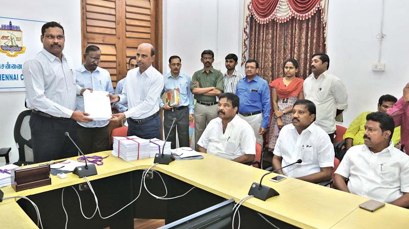 Greater Chennai corporation commissioner and district election officer, D. Karthikeyan, releases the final voters list at Ripon buildings on Thursday. (Photo: DC)