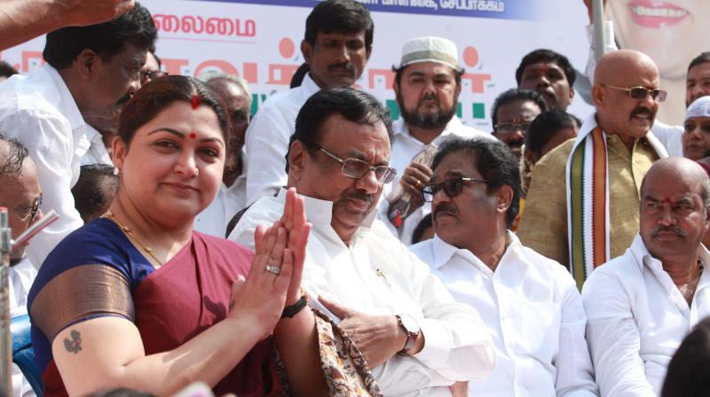 Tamil Nadu Congress president Su. Thirunavukkarasar leads a protest against the Central governments demonetisation at Chepauk on Thursday. Former TNCC president E.V.K.S. Elangovan and spokesperson Khusbhu also seen. (Photo: DC)