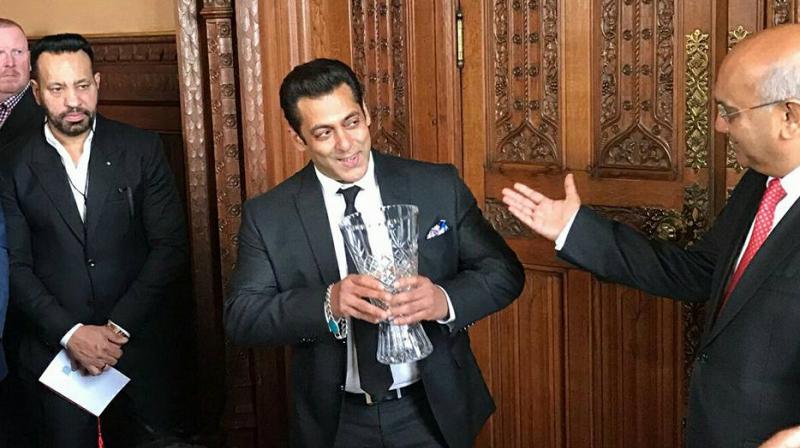 Salman Khan with the Global Diversity Award 2017. (Photo: Twitter)
