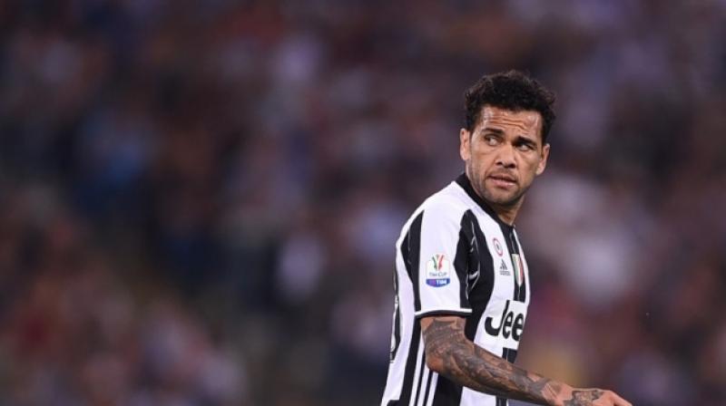 Dani Alves had a fruitful season with the Bianconeri last season guiding them to 2 titles and a Champions League final. (Photo: AFP)