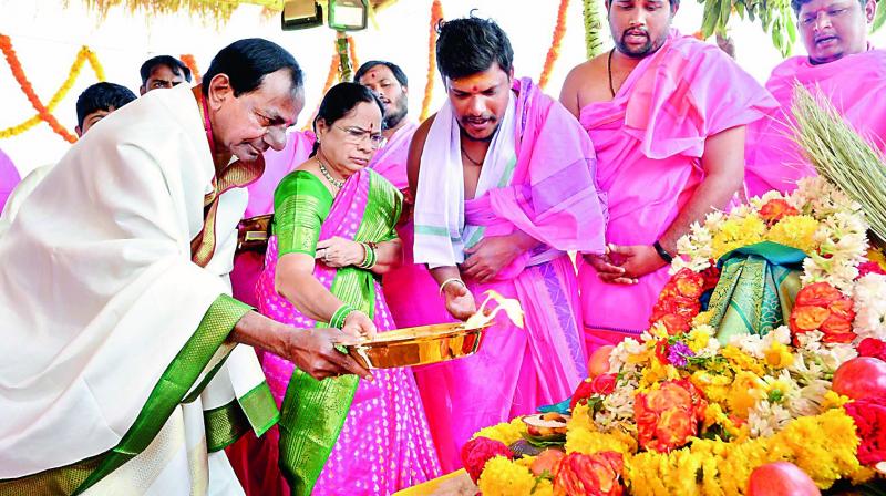 Chief Minister K. Chandrasekhar Rao and his wife Shobha Rao performs Maha Harathi as part of the Chaturveda Paraspara Maharudra Sahasra Chandi Yagam at his farmhouse in Erravelli village on Tuesday.