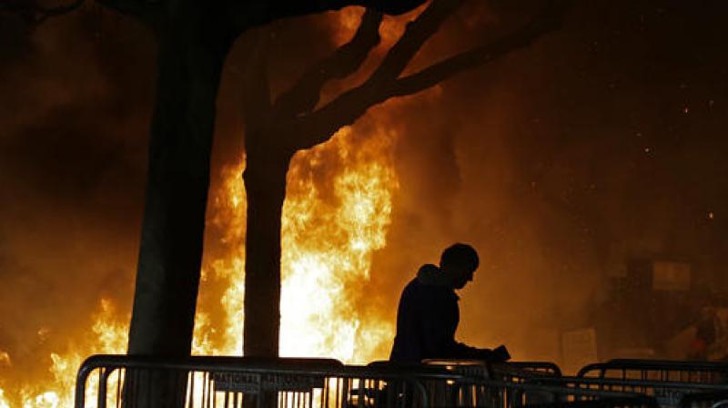 A bonfire set by demonstrators protesting a scheduled speaking appearance by Breitbart News editor Milo Yiannopoulos burns on Sproul Plaza on the University of California at Berkeley campus. (Photo: AP)