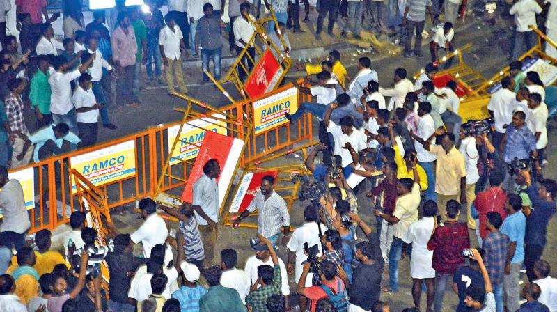 DMK cadres protesting after the government released orders denying Marina for Karunanidhis burial. (Photo: DC)
