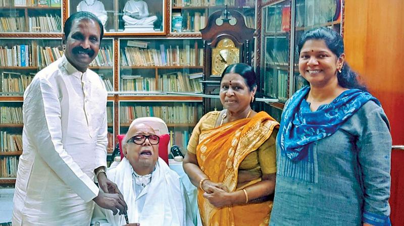 DMK president Karunanidhi gifts his iconic pen to poet Vairamuthu on the occasion of his birthday on July 11, 2018. Karunanidhis wife Rajathi Ammal and his daughter and DMK MP Kanimozhi is also seen. (Photo: DC)