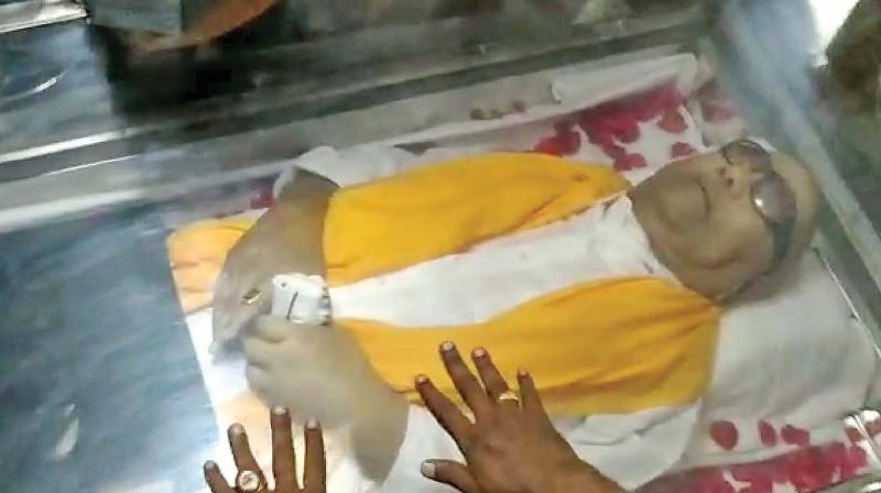 Body of M. Karunanidhi brought to Gopalapuram residence. (Photo: DC)