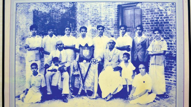 Rare group photo of young Karunanidhi at the Board high school, Tiruvarur 1941-1942