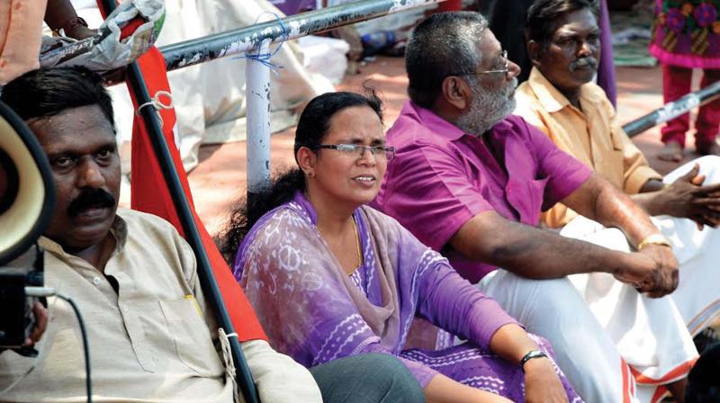 K.K. Rema, wife of slain T.P. Chandrasekharan joins a protest meet on Mahija issue organised by SUCI in front of the Thiruvananthapuram secretariat on Thursday. (Photo: Peethambaran Payyeri)