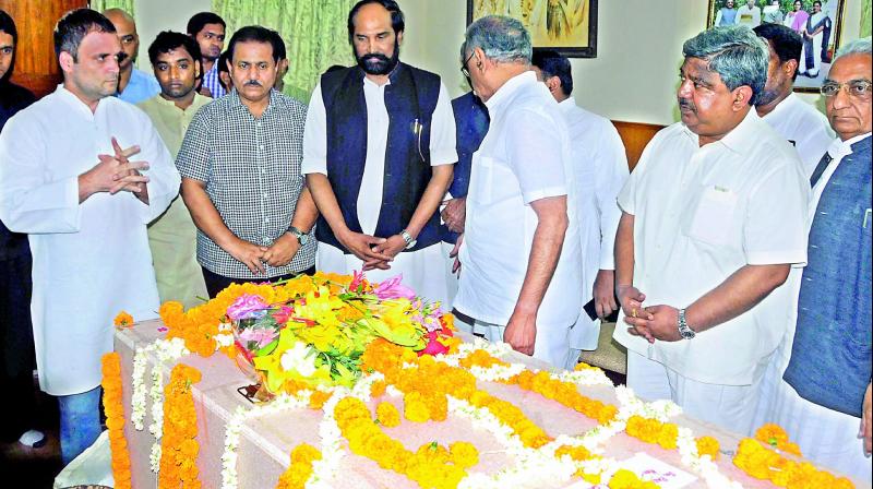 AICC vice-president Rahul Gandhi leads senior Congress leaders in paying tributes to Palvai Govardhan in New Delhi on Friday. TPCC president N. Uttam Kumar Reddy is also seen. (Photo: Deccan chronicle)