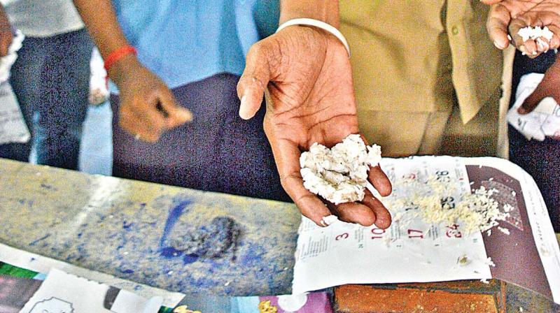 Drivers of Ayanavaram bus depot show the rice taken from the depot canteen suspecting the presence of plastic in it. (Photo: DC)