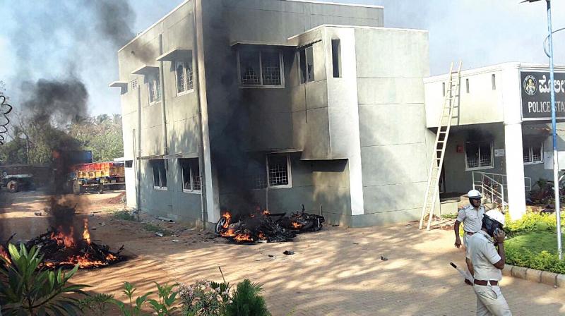 Ã€ mob set Lakshmeshwar police station on fire in Gadag district on Sunday. (Photo: DC)