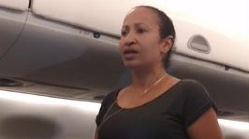 The authorities informed San Antonio Airport police to escort the lady out of the plane.(Photo: Screengrab)