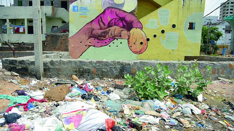Trash is piled up near the highly appreciated street art  (Photo: DC)