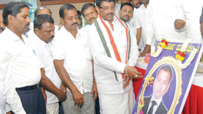 Members of Karnataka state government fair price shop dealers association pay tribute to Anurag Tiwari on Tuesday (Photo: KPN)