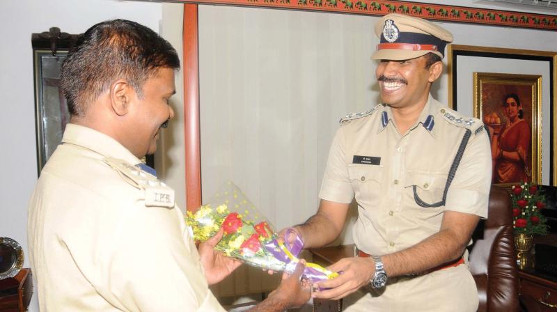 Former commissioner Sparjan Kumar welcomes P. Prakash (right) as he took charge as Thiruvananathapuram city police commissioner on Monday. (Photo: A.V. MUZAFAR)