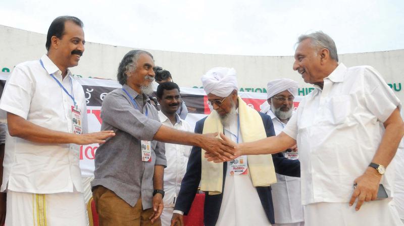 Senior Congress leader Mani Shankar Aiyer being greeted by Left ideologue KEN Kunhammed at the state level campaign against fascism organised by KMYF  in Thiruvananthapuram on Thursday. Kadakkal Abdul Azeez Moulavi and K.K. Abid Hussain Thangal, MLA, are also seen. (Photo: A.V. MUZAFAR)