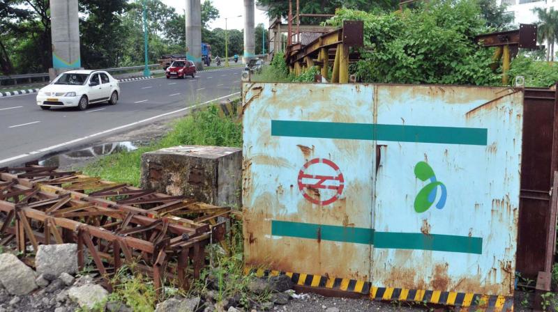 The road blocks and other materials used for construction by the Kochi Metro Rail Ltd are left abandoned near Kalamassery. The Aluva-Palarivattom stretch is littered with several such abandoned materials.  (Photo: SUNOJ NINAN MATHEW.)