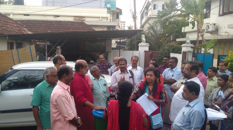A team led by Finance Minister Thomas Isaac briefs members of Thampanoor Residents Welfare Association about three-tier bins on Friday.