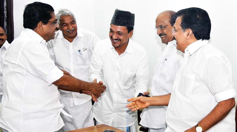 Senior Congress leaders V.M. Sudheeran, Oommen Chandy, P.K. Kunhalikkutty, MP, and leader of opposition Ramesh Chennithala  welcome IUML leader Syed Sadiqali Shihab Thangal to the UDF meeting at Cantonment House in Thiruva nanthapuram on Thursday. (Photo: DC)