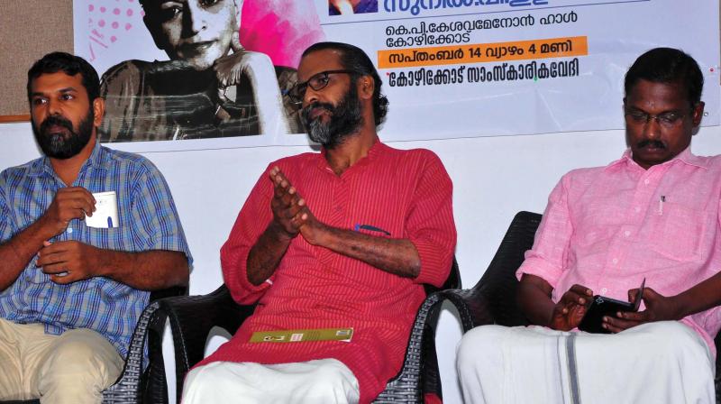 Dr. Sunil P. Ilayidam (C) at the Samskarika Vedhi programme in Kozhikode on Thursday.