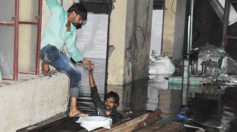 A building flooded due to heavy rain at Rajajinagar in Bengaluru on Friday. (Photo: KPN)