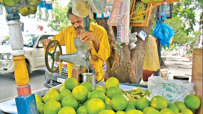 Avoid drinking juice from roadside juice shops during monsoon, say doctors. (Photo: DC)