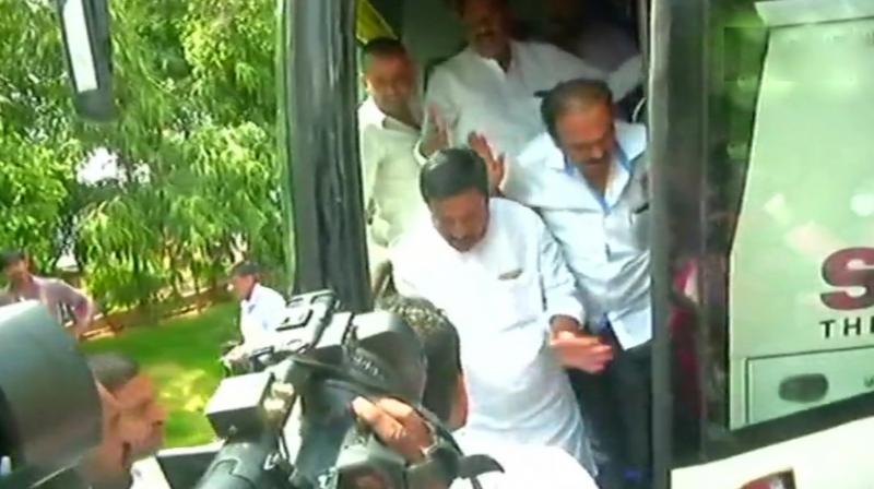 Karnataka Congress MLAs arrive at Hyderabads Taj Krishna Hotel, Telangana Pradesh Congress Committee (TPCC) head Uttam Kumar Reddy also present. (Photo: ANI | Twitter)