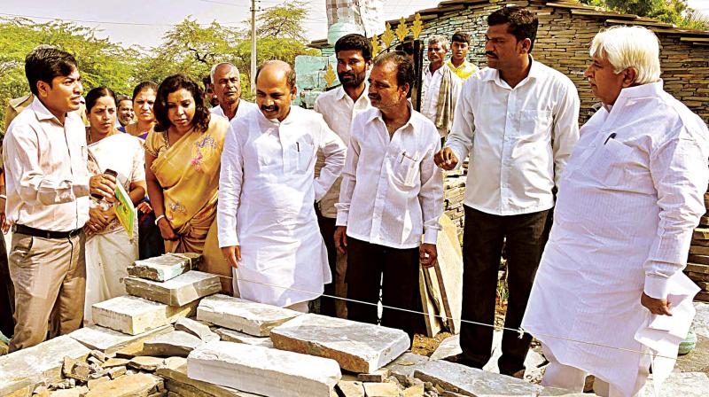 Cabinet sub-committee on drought and floods led by minister H.K. Patil at the drought-hit Kanasur near Kalaburagi on Friday. (Photo: KPN)
