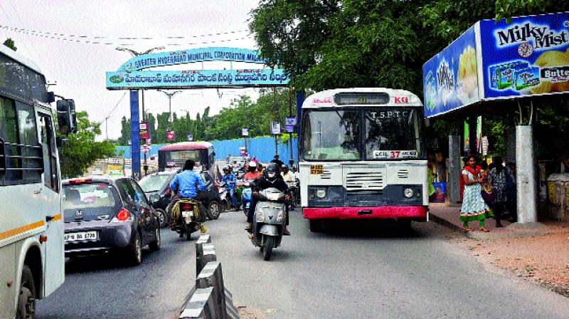 The small junction in front of an RTC bus shelter causes traffic snarls almost all the day at the beginning of RK Puram bridge. (Photo: DC)