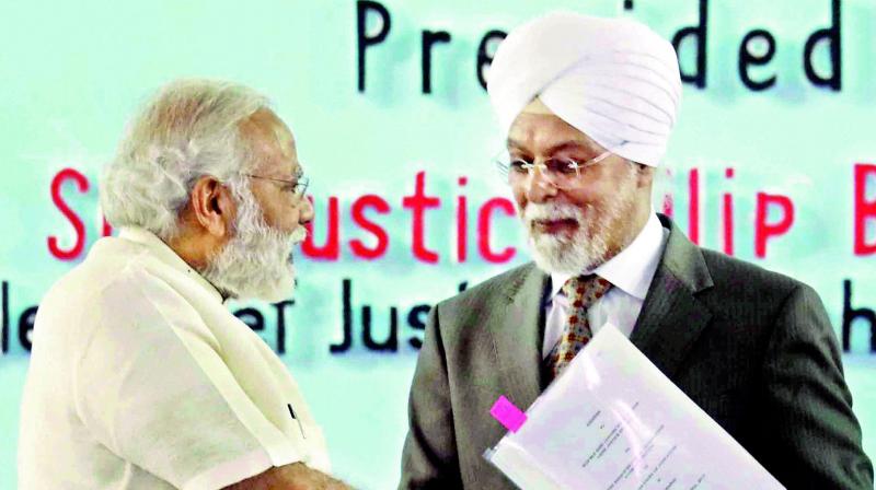 Prime Minister Narendra Modi and Chief Justice of India Justice J.S. Khehar greet each other at the Sesquicentennial Celebrations of Allahabad High Court, in Uttar Pradesh on Sunday.  (Photo: PTI)