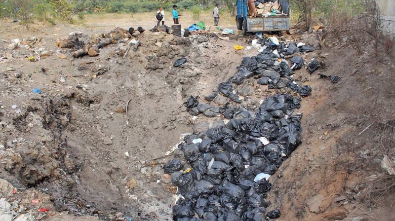 Medical waste being dumped from a lorry at a well near Vinayagar nagar in outskirts of Periyanaickenpalayam (Photo: DC)