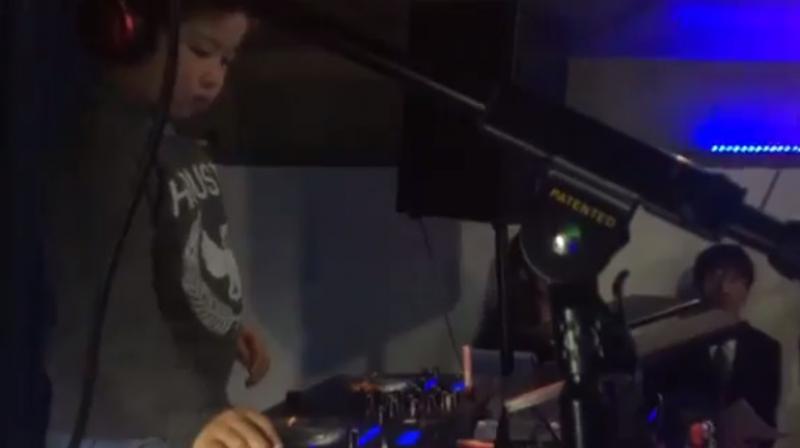 The 6-year-old Morita was first taught to mix by a friend of his mother (Photo: YouTube)