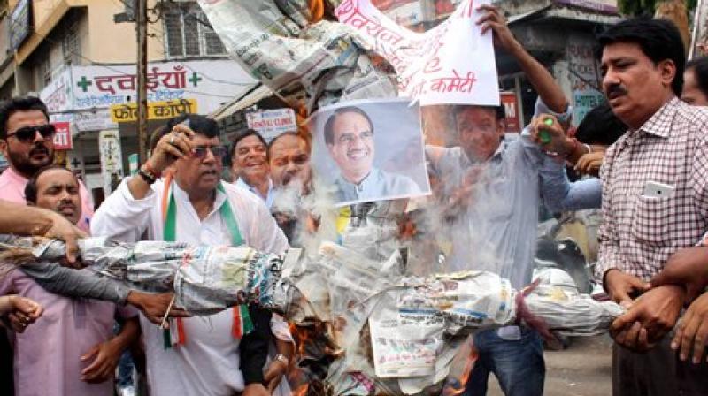 Madhya Pradesh Congress party activists burn effigy of Chief Minister Shivraj Singh Chouhan in Bhoapl after the incident of police firing on farmers in Mandsaur on Wednesday. (Photo: PTI)