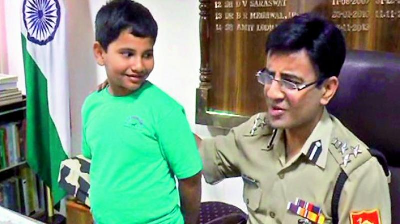 Nine-year-old Ravikar Reddy from Telangana who visited the Indo-Pakistan border and interacted with BSF jawans, seen with BSF director general K.K. Sharma