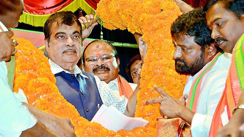 BJP supporters welcome Union minister Nitin Gadkari to Vijayawada on Monday. BJP AP president Kanna Lakshminarayana is also seen.(Photo: Ch. Narayana Rao )