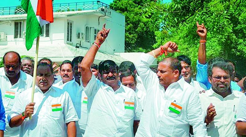 Kapu leader Mudragada Padmanabham holds the National Flag as he walks with his supporters in Kirlampudi of East Godavari on Tuesday. (Photo: DC)