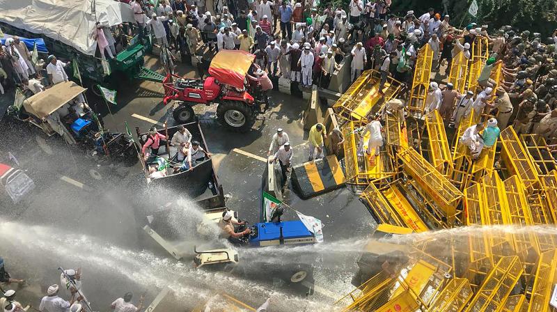 Farmers along the UP-Delhi border were stopped during the Kisan Kranti Padyatra and police resorted to using of teargas shells and water cannons to disperse the protesters. (Photo: PTI)
