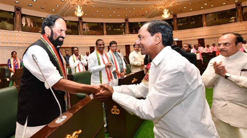 After a prolonged and ugly war of words between them during the recently-held Assembly elections, Chief Minister and TRS chief K. Chandrasekhar Rao shakes hands with TPCC president N. Uttam Kumar Reddy inside the state Assembly on the first day of its first session on Thursday.