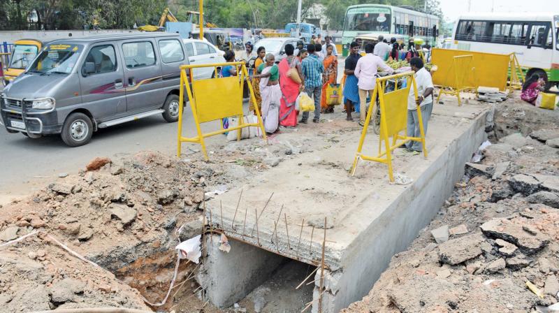 Stormwater drain work  by Greater Chennai Corporation in slow progress in busy  Koyambedu market area. 	Image: DC