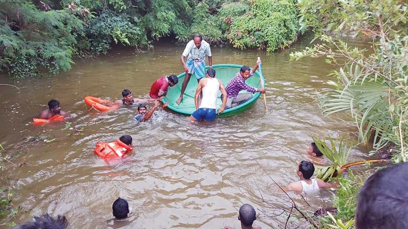 Team trying to rescue victims.	      Image: DC