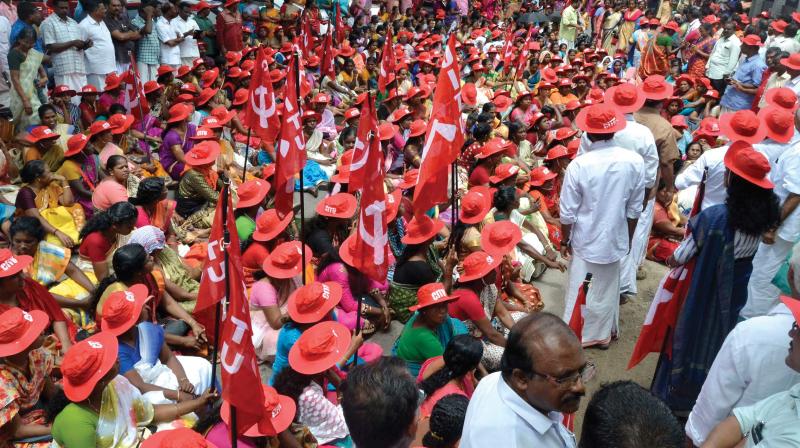 Cashew workers affiliated to CITU stage an agitation in front of the Reserve Bank office in Thiruvananthapuram in protest on the banks policy that deny financial supports include loan facilities to cashew industry, on Wednesday in Thiruvananthapuram. 	Image: DC