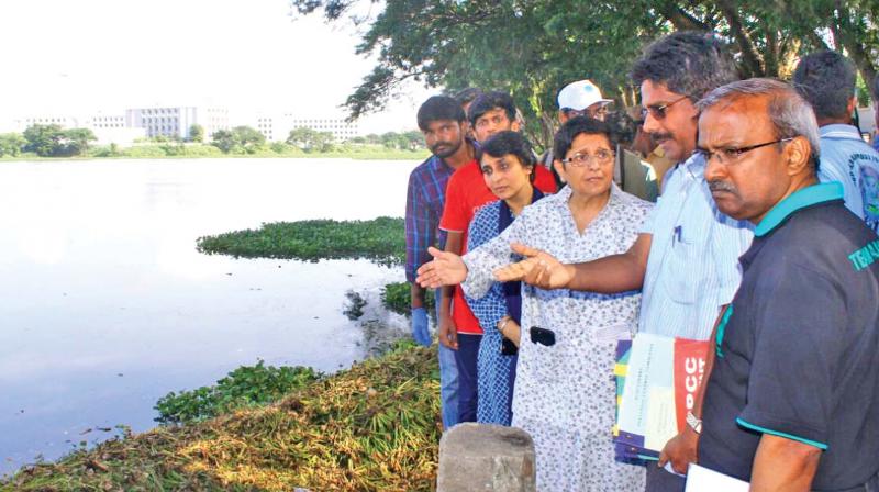 Pondy Lt Governor discusses with officials the  maintenance works undertaken to clean the lake. (Photo: DC)