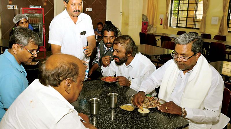 CM Siddaramaiah has breakfast at Ramya Hotel on JLB Road in Mysuru on Saturday after a hectic election campaign in Nanjangud and Gundlupet. (Photo: KPN)