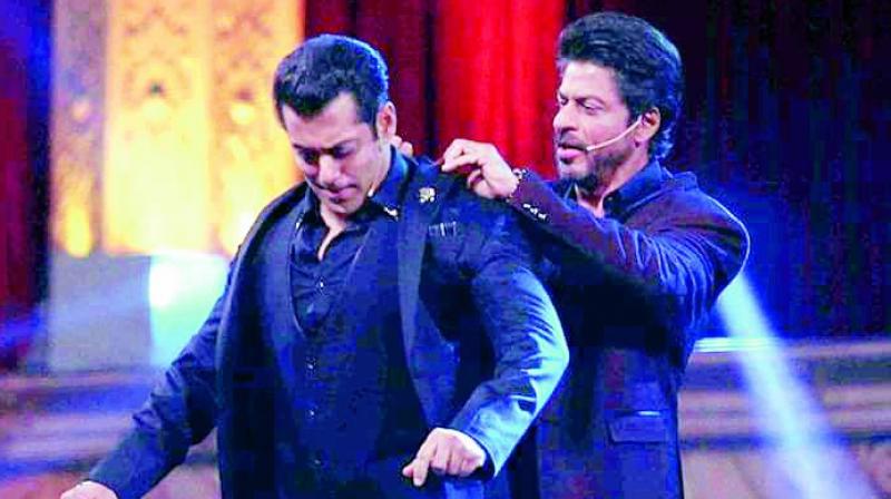 Shah Rukh Khan and Salman Khan were inseparable at an award function.