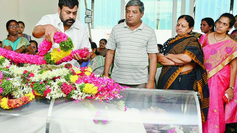 Chiranjeevi pays floral tribute to C. Narayana Reddy at his residence in Manikonda. (Photo: DC)