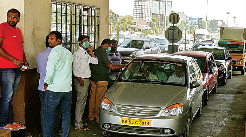 Traffic piled up near the Kempegowda International Airport as most of the drivers did not have 100 currency in Bengaluru on Wednesday  (Photo: DC)