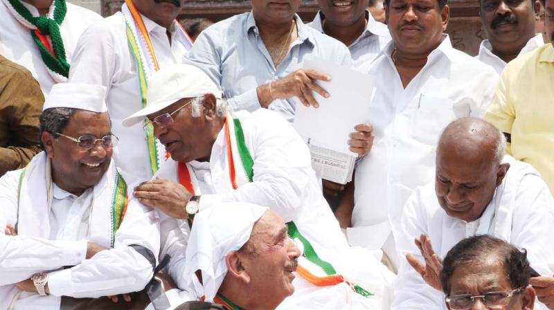 Congress and JD(S) leaders during a protest at Vidhana Soudha in Bengaluru on Thursday.  (Photo:DC)