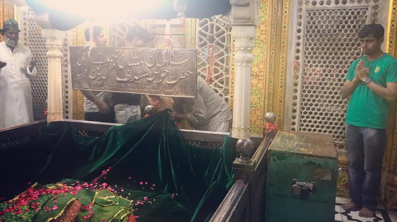 A Hindu and Muslim pray together at Delhis Hazrat Nizamuddin Dargah. (Photo: Twitter / Mayank Austen Soofi)