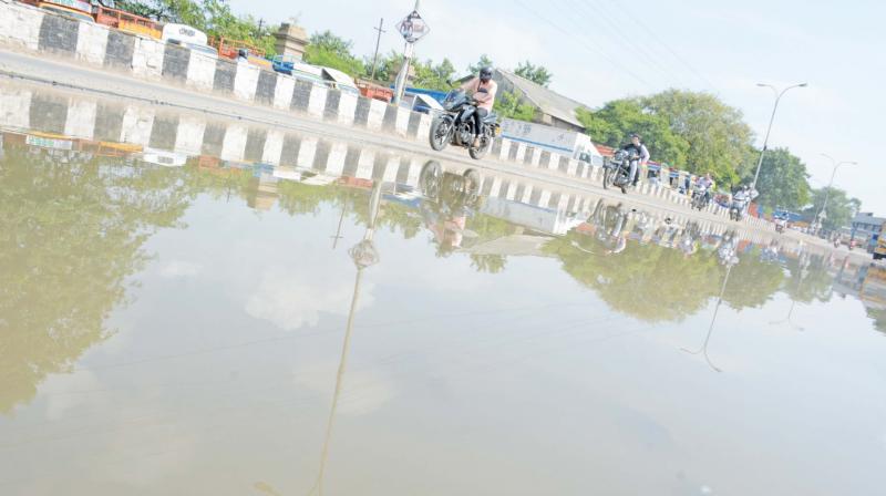 Stagnant rainwater at Elephant Gate road on Wednesday. (Photo: DC)