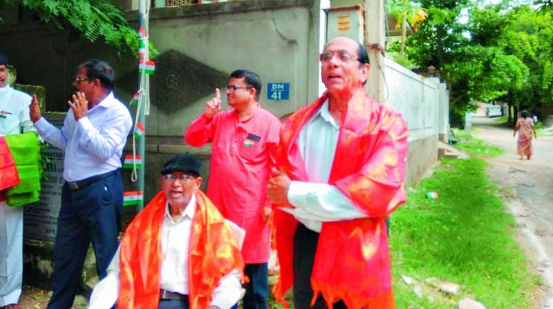 28 men who served in the three defence forces were honoured on Tuesday for serving the country. Seen are Flight Lieutenant (Rtd) Colaco (seated) along with Subedar Major J. Murali Mohan Rao. (Photo: DC)